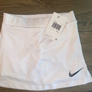 NIKE Girls size 5 BRAND NEW SKORT